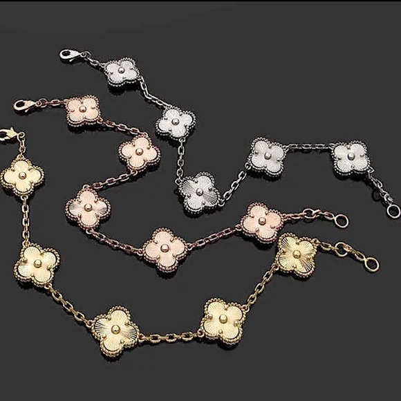 Gold Four Leaf Clover Luxury Bracelet - Picture 2 of 6